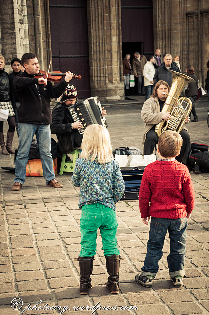 Childred listening to street musicians.