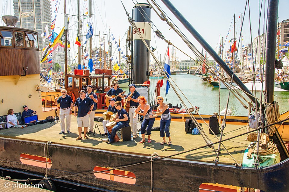 Band singing happy on a boat in the Port