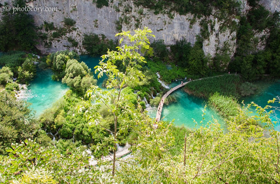 A path for tourists in between 2 lakes