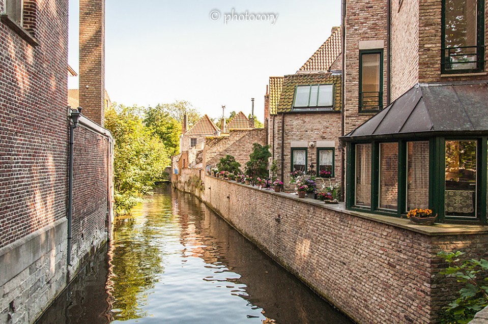Peace and quiet along the canals of Bruges