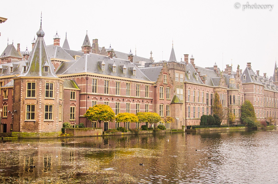 Hofvijver pond and Dutch parliament