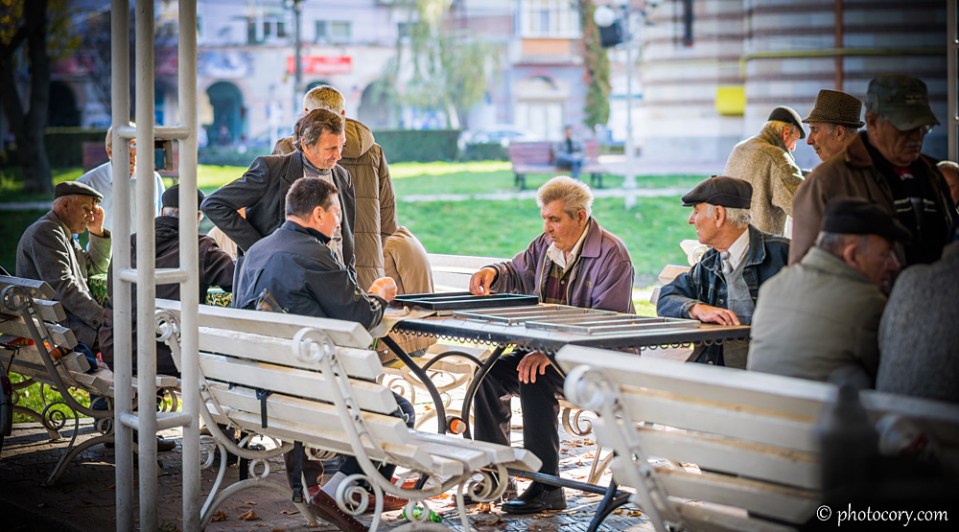 Men know who to enjoy their time, playing Chess or Remi in the park, while their wifes are probably at home cooking or washing laundry :D