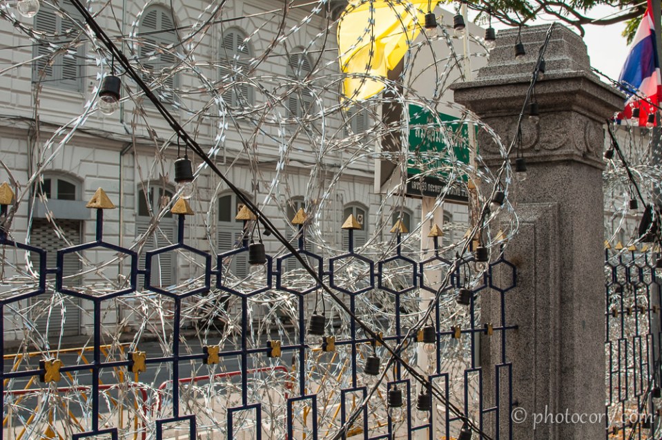 Barbed wire due to the protests in Bangkok./Sarma ghimpata datorita protestelor din Bangkok