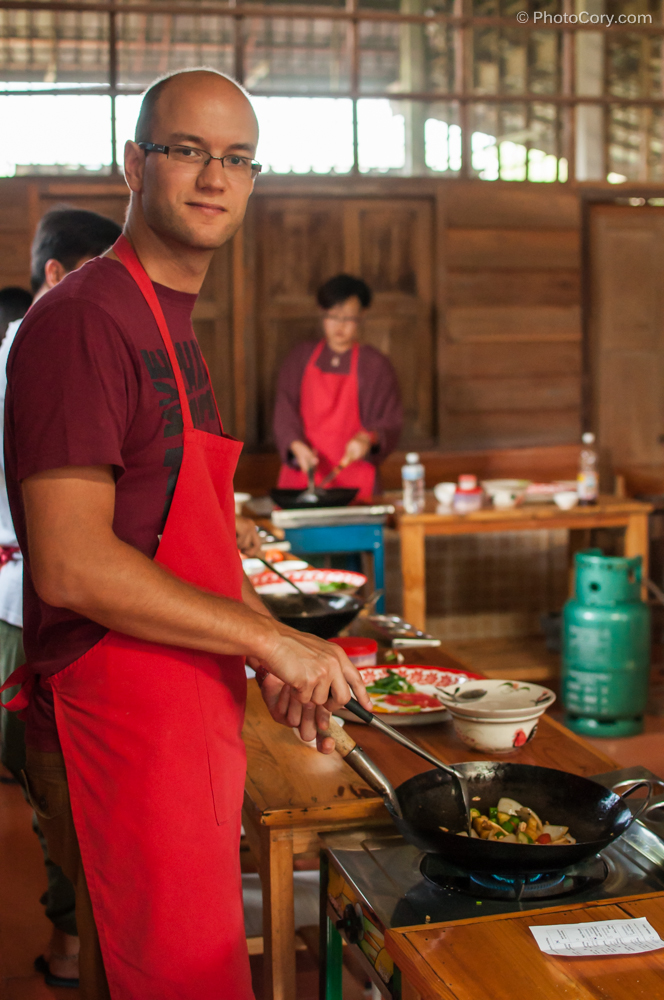 Cooking at Thai farm cooking school in Chiang Mai. Men are sexy while cooking, right? / Barbatii sunt sexy la cratita, nu-i asa?