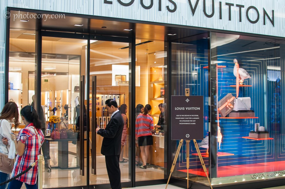 "Due to the crowd in the store, please kindly wait for a moment. We apologize for any inconvenience caused". I still can't believe there are people willingly waiting in line to get in the shop./"Datorita aglomeratiei din magazin, va rugam asteptati. Ne cerem scuze pentru disconfortul creat". Mentionez ca in magazin erau doar 5 persoane, iar alti cativa asteptau la coada in afara magazinului. No comment.