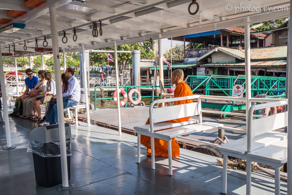 Buddhist monk on the boat./Calugar budist in barca pe raul Chao Phraya din Bangkok