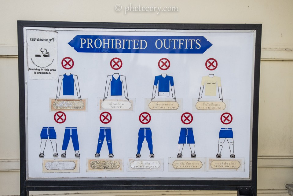 Outfit rules at Grand Palace in Bangkok./Restrictii vestimentare la palatul din Bangkok. Obligatoriu pantaloni lungi!