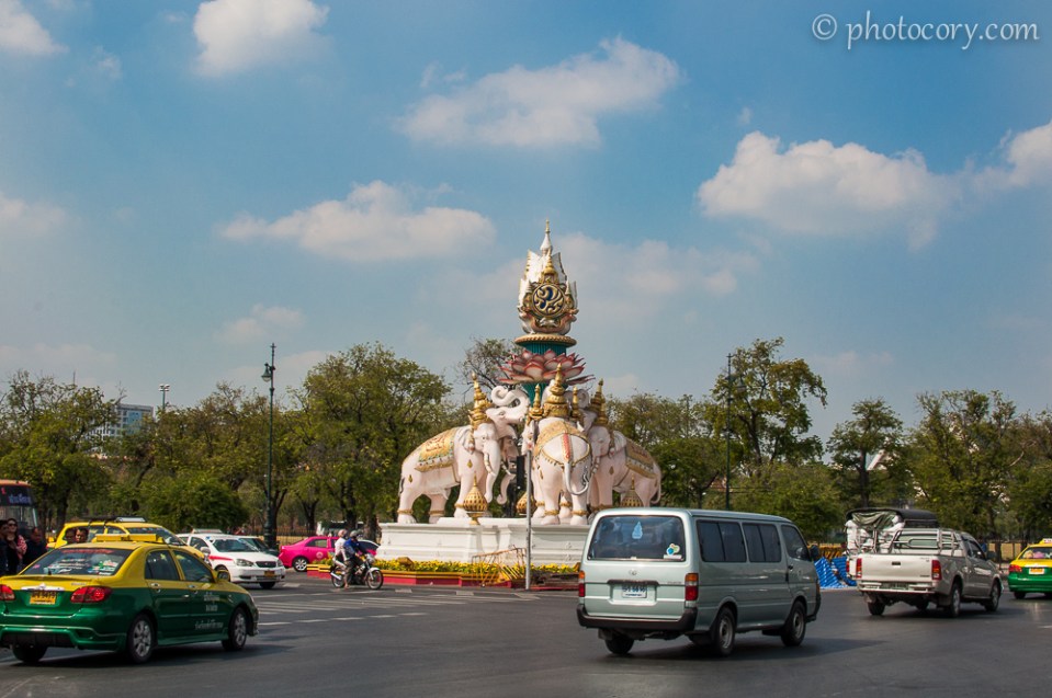 Pink elephants statues next to Grand Palace./Elefanti roz langa palat