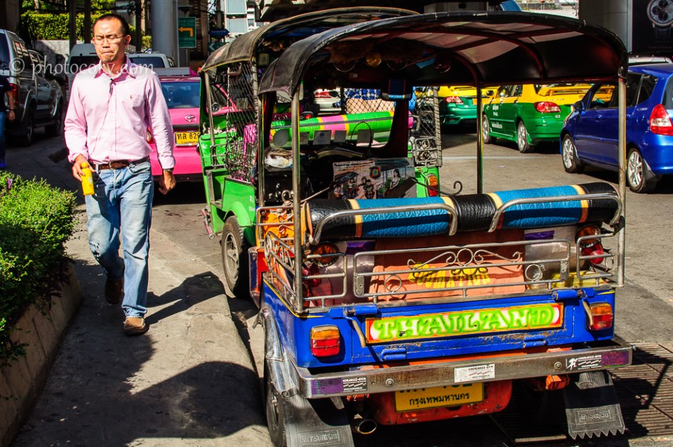 A colorful tuk-tuk./Un tuk-tuk colorat