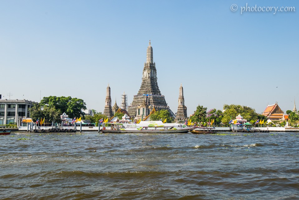 Wat Arun seen from the express boat on the Chao Phraya river in Bangkok/ templul wat Arun vazut de pe raul Chao Phraya din Bangkok