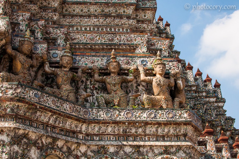Sculptures on the central tower at Wat Arun/sculpturi pe turnul central in Templul Arun