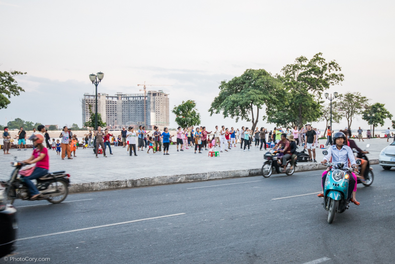 Aerobic session every evening on the riverfront in Phnom Pehn/ Aerobic in fiecare seara pe faleza 