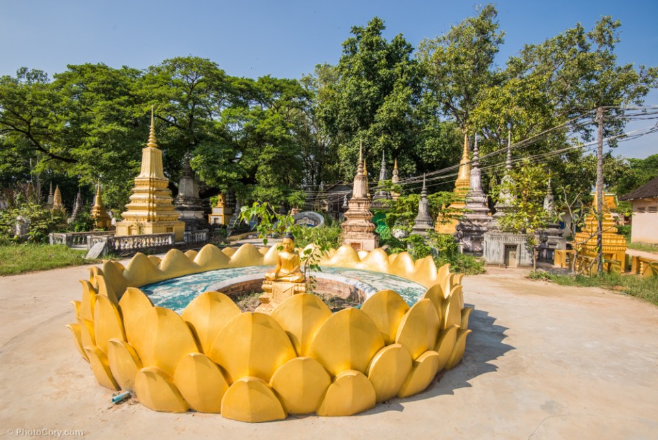 A golden Buddha in a big, golden lotus flower / O statuie aurie a lui Buddha in mijlocul unei uriase flori de lotus