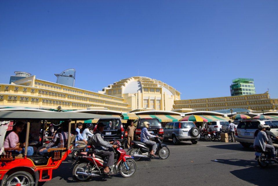 Psar Thmei - the central market with a huge dome / Piata centrala cu o cupola uriasa