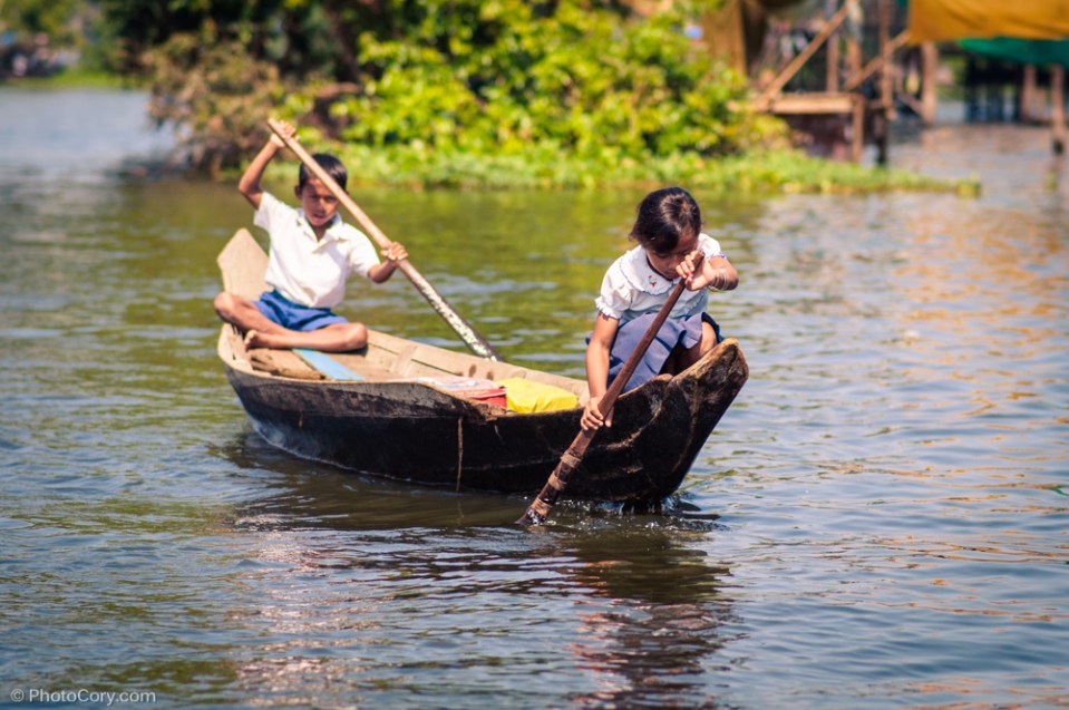 Children in uniform paddling their way from school / Copii in uniforme se intorc de la scoala, singuri vaslesc spre casa