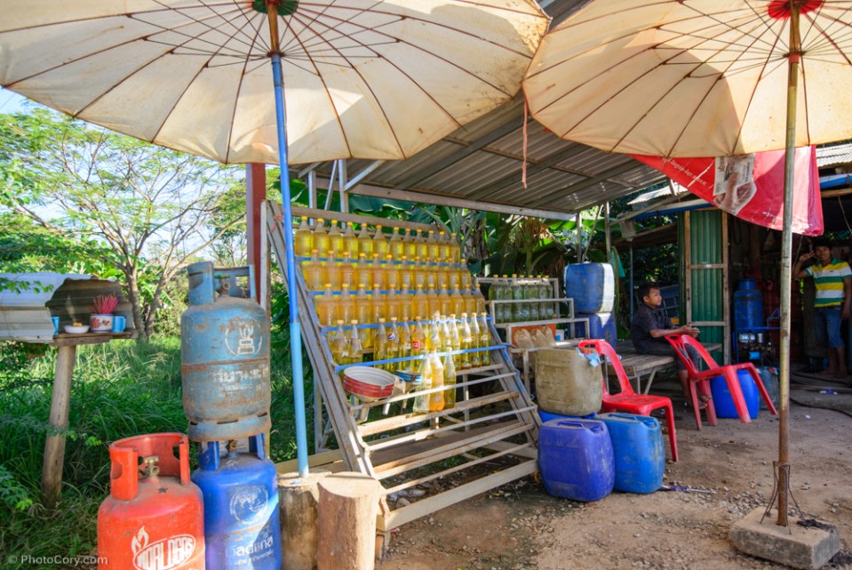 Gasoline bottles/ Acesta nu e suc, sunt sticle cu gazolina!