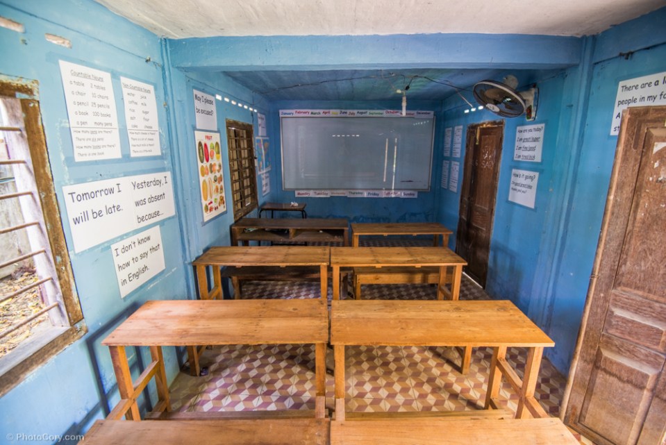 That's how a classroom in the foreing language school in Siem Reap looks like / Asa arata o sala de clasa in scoala de limbi straine din Siem Reap