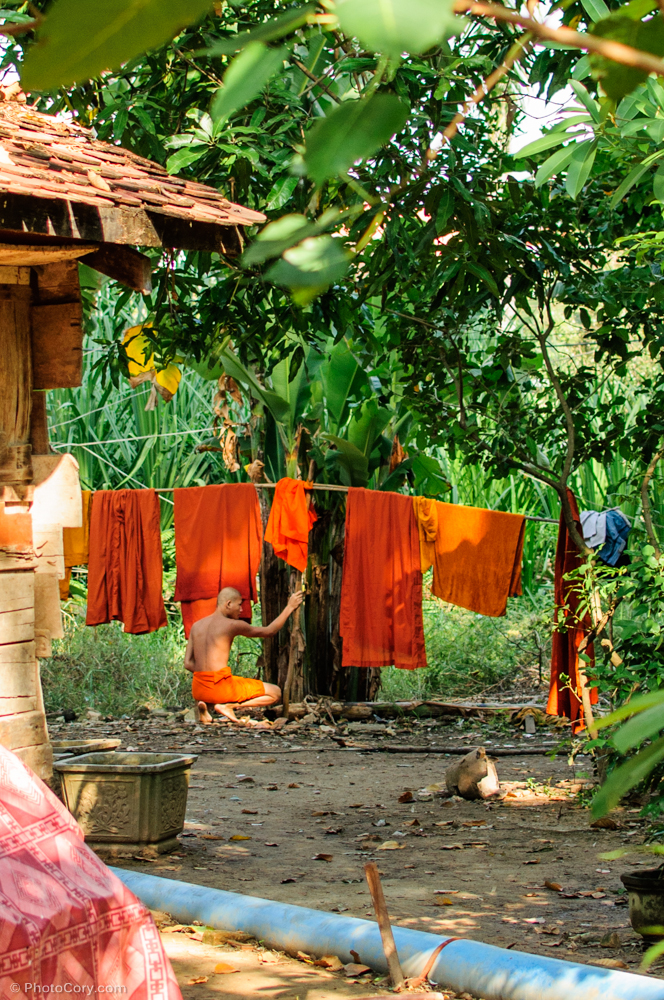 Monk hanging out laundry / Calugar budist pune rufele la uscat