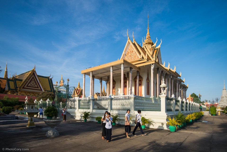 The courtyard of the Royal Palace / In curtea Palatului Regal