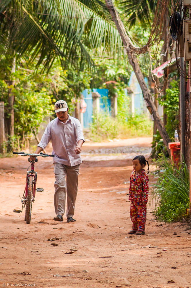 On a back alley / Pe o alee in Siem Reap