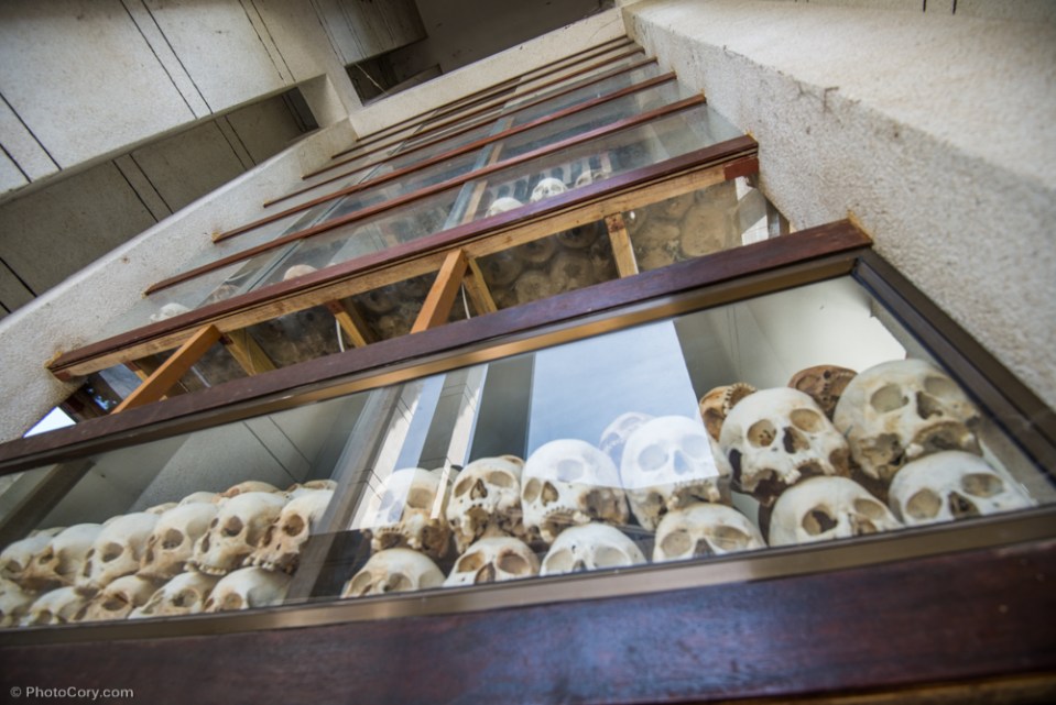 More than 8000 skulls are arranged by sex and age in the Memorial Stupa at the Killing Fields / Peste 8000 de cranii sunt aranjate in functie de sex si varsta in monumentul memorial de la Campurile de Ucidere