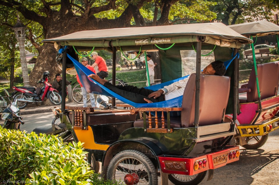 Driver sleeping in his Tuk-Tuk / Soferul acestui tuk-tuk si-a instalat un mic hamac (asa cum face majoritate de altfel)