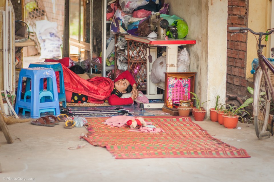 Sleeping with the door opened / Dormind cu usa deschisa, oricine poate vedea in interiorul casei