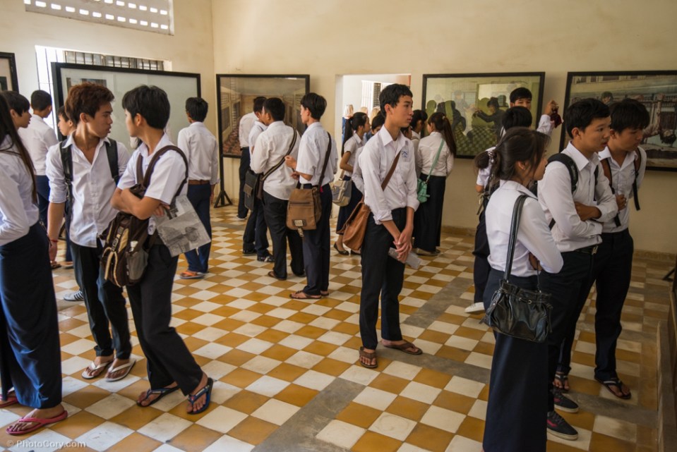 Local Cambodian students visiting the Tuol Sleng Museum / Scolari cambodgieni viziteaza muzeul Tuol Sleng