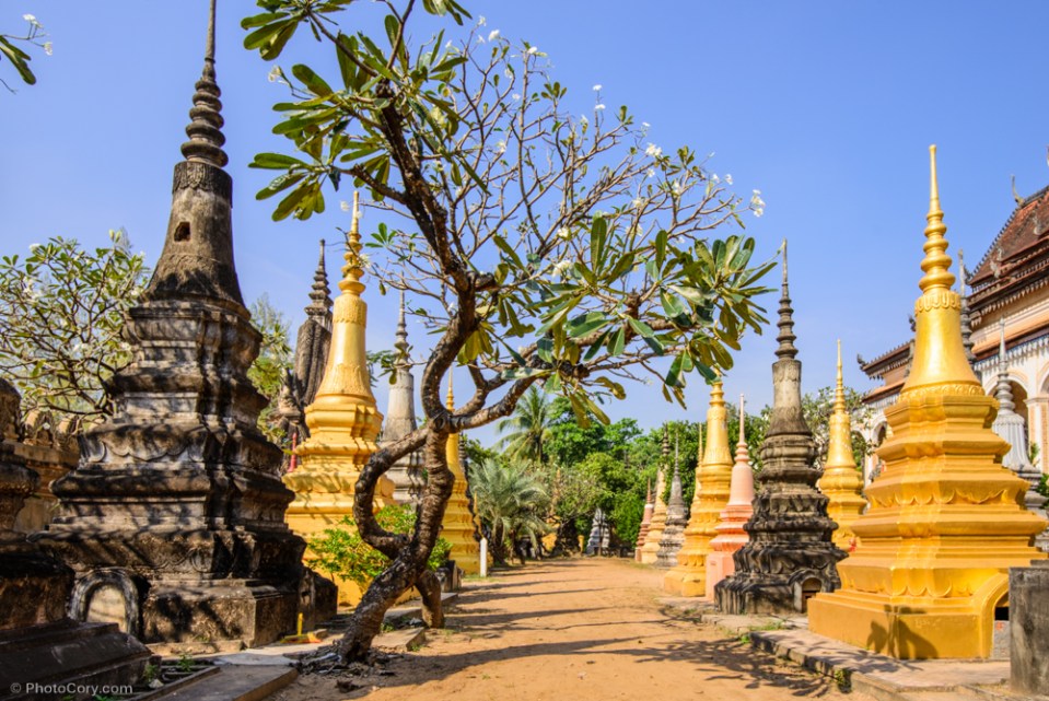 Many Stupa are found at all buddhist monasteries / Stupa (pietre funerare budiste) se gasesc in curtile tuturor manastirilor budiste