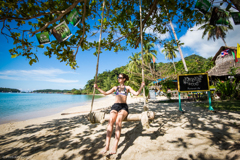 Me in a perfect swing on the beach/ Eu in leaganul acesta minunat pe plaja Khong Kloi