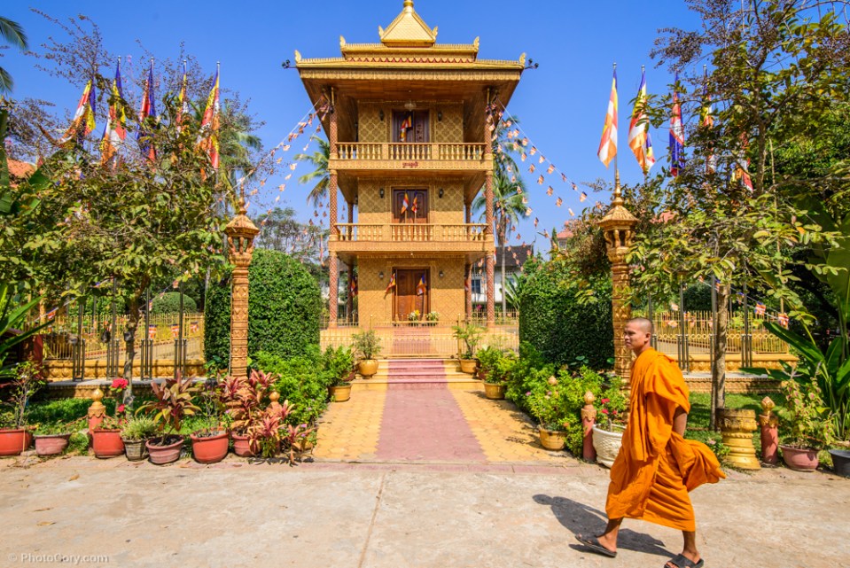 Wat Dam Nak / Un al templu si un calugar portocaliu