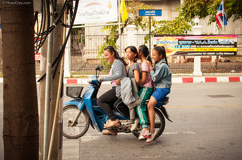 4 girls on motorcicle