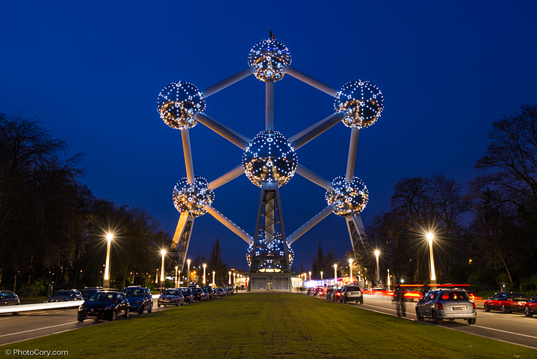 atomium night