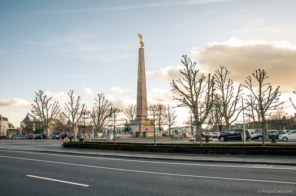 golden lady monument de souvenir luxembourg city