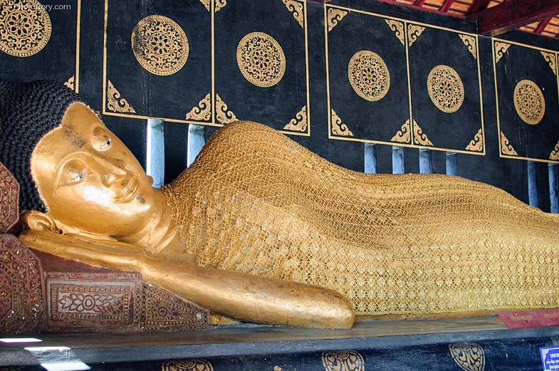 sleeping buddha statue chiang mai