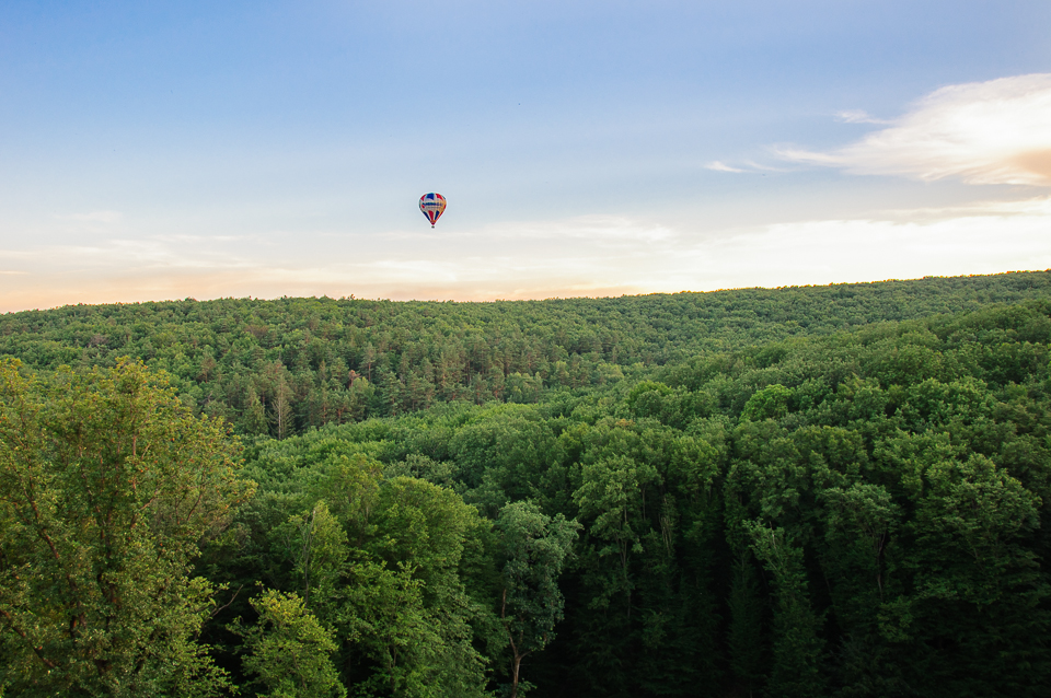 cu balonul deasupra padurii