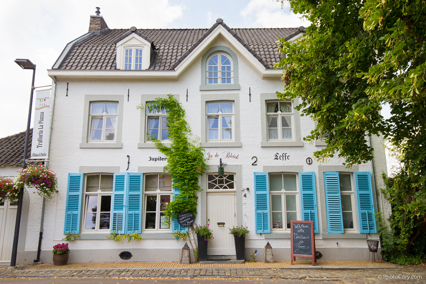 oud rekem house blue and white