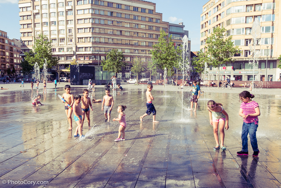 water flagey brussels children playing