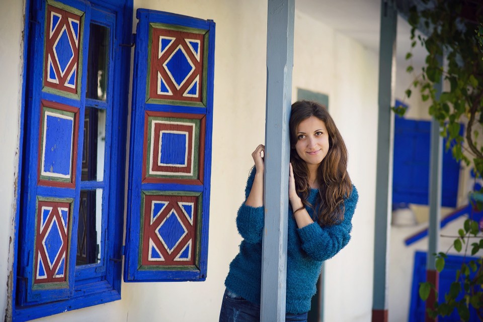 casa cu geamuri albastre la muzeul satului