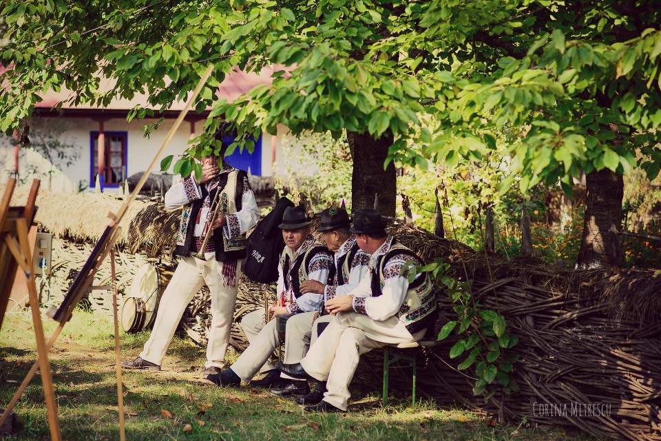 muzicanti in costume populare romanesti la muzeul satului bucuresti