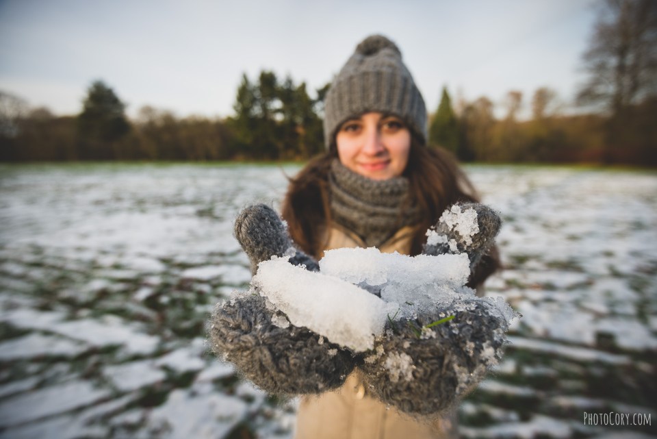 la hulpe snow in hands