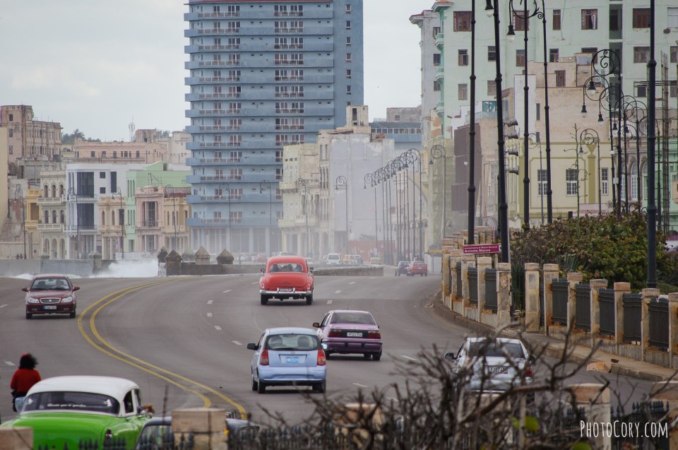malecon cars buildings